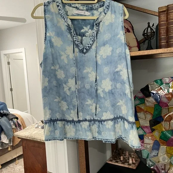 Beautiful ladies top - Picture 2 of 2